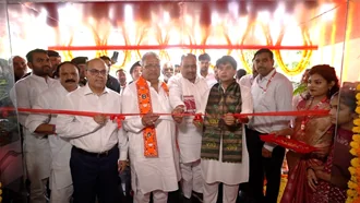 फूलों से सजे लाल जन सेवा कनेक्ट काउंटर का प्रवेश द्वार